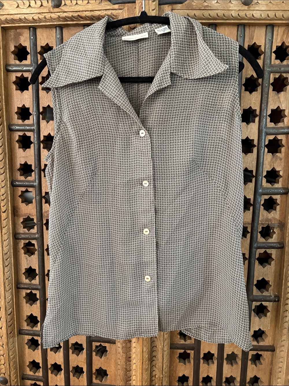 Banana Republic Sleeveless Button-Front Woven Camisole - Gray